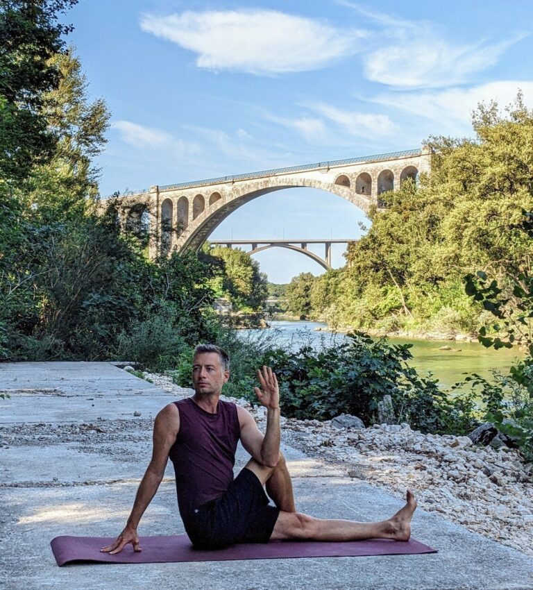 Yoga Nagoyaka Ardha Mastyendrasana
